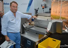 Guido M. van der Werf van Idépack bij een machine voor UV-C-desinfectie van zaden, geproduceerd door het Duitse Dinies. De zaden stuiteren tijdens de UV-C-behandeling over een vertrilplaat en op die manier worden alle kanten van de zaden goed geraakt.